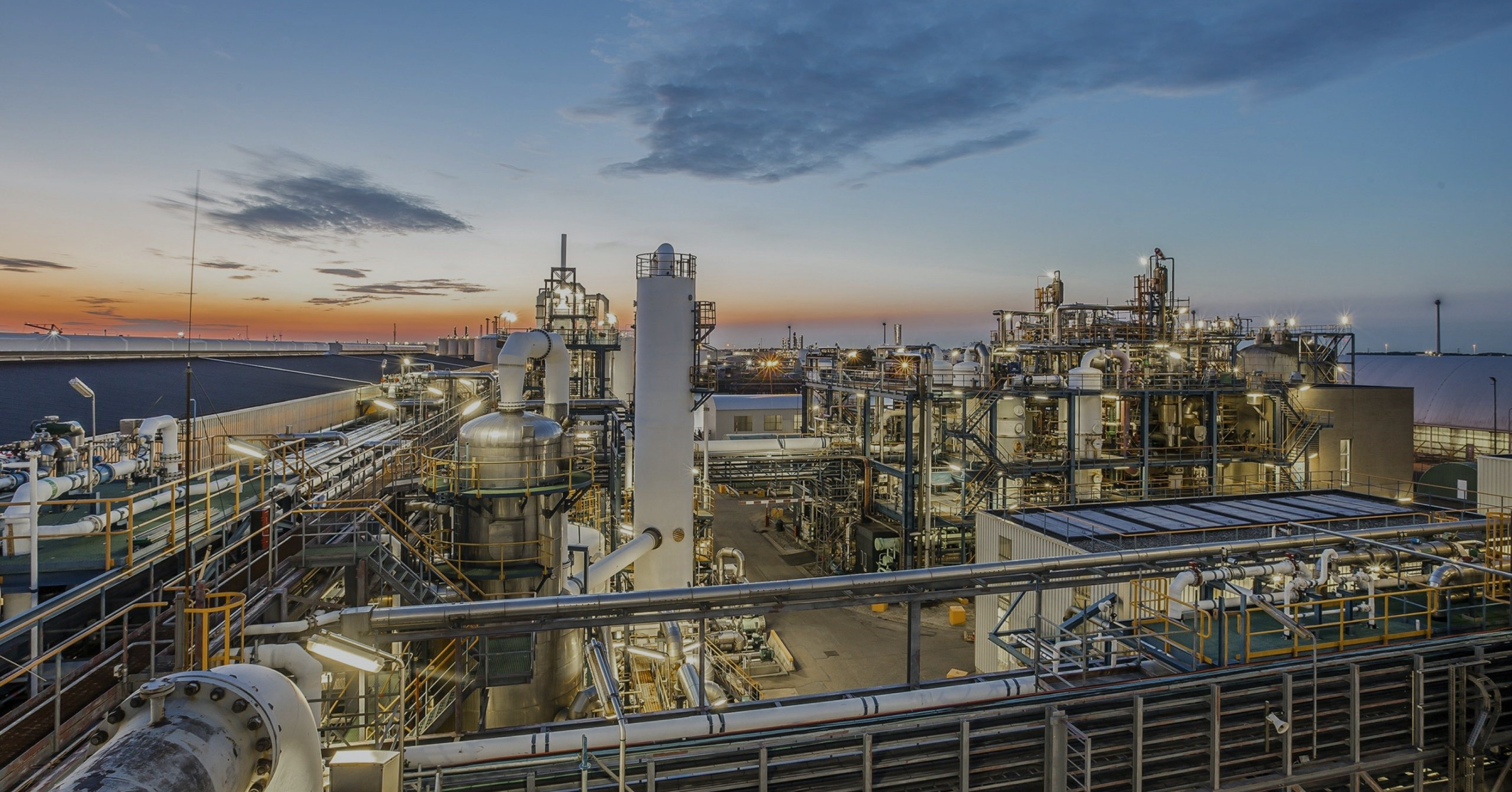 Industrieel chemiepark bij schemering